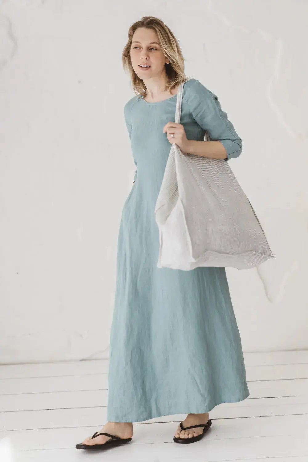 Comfortable summer outfit idea: linen maxi dress styled with a large tote bag