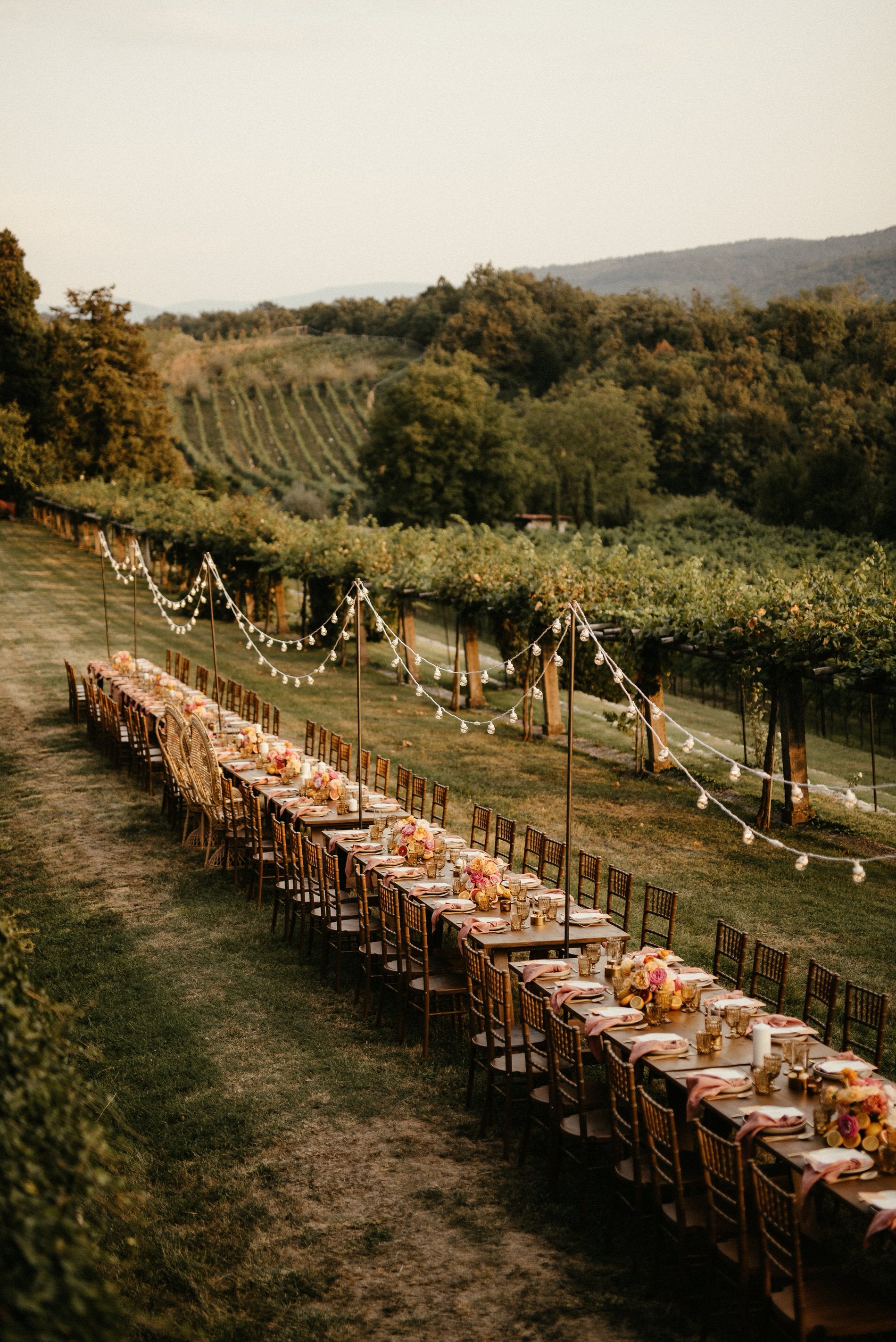 Discover our exquisite range of table linen from a premier textile factory, featuring wholesale tablecloths, high-quality linen napkins, elegant linen table runners, and durable linen placemats. Perfect for restaurants, hotels, and event planners, our European-made table linens combine style and durability, ensuring a sophisticated dining experience.