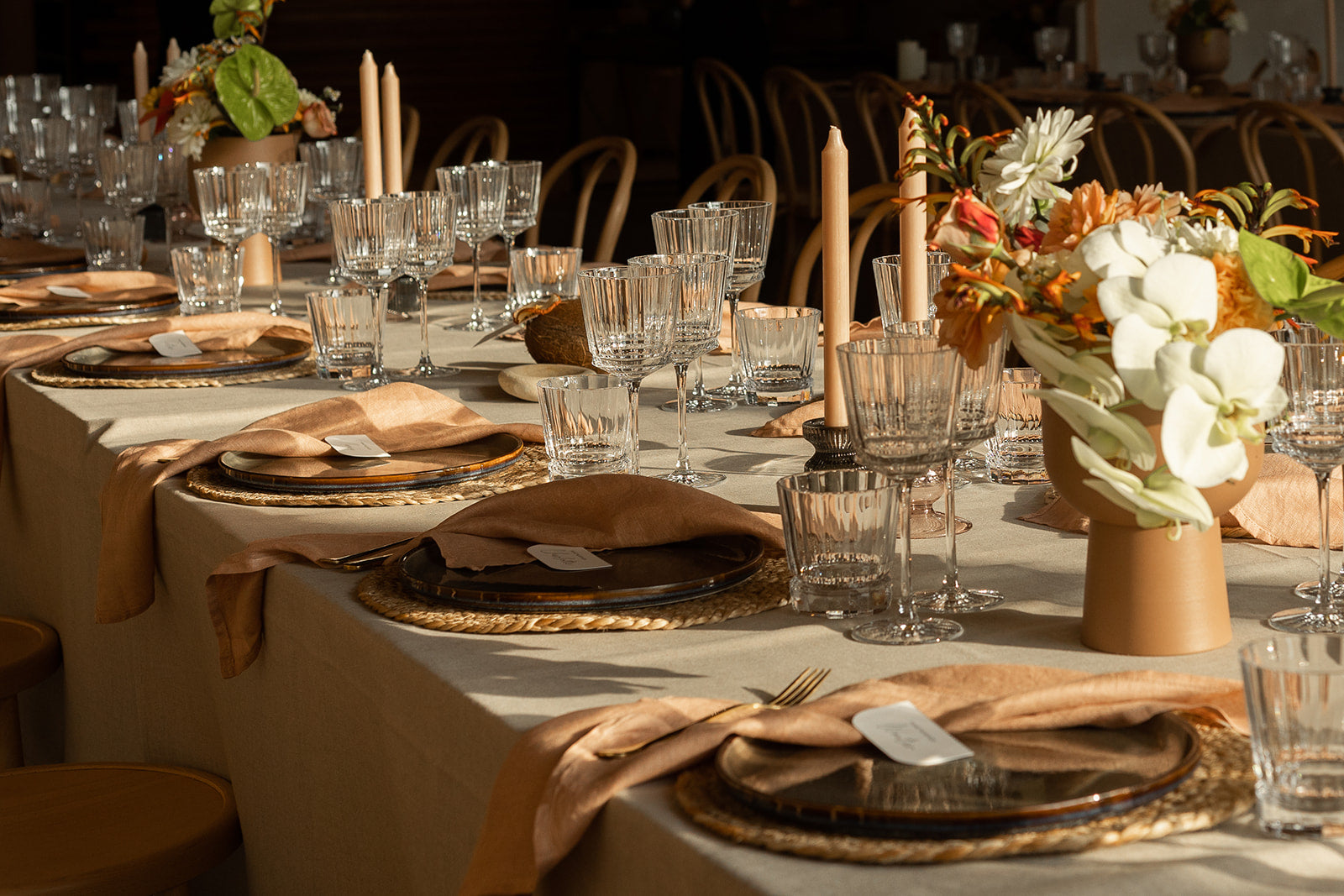 beauitfully set table. EU table linen, European table linen wholesale, high-quality table linens EU, linen tablecloths Europe, luxury table linens wholesale EU, eco-friendly table linens Europe, European linen tableware, EU-made table linens, stylish table linens EU, premium table linens Europe