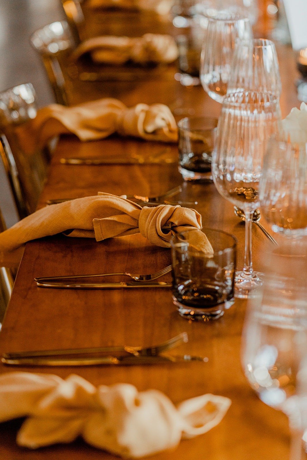 Orange napkins on a table. EU table linen, European table linen wholesale, high-quality table linens EU, linen tablecloths Europe, luxury table linens wholesale EU, eco-friendly table linens Europe, European linen tableware, EU-made table linens, stylish table linens EU, premium table linens Europe