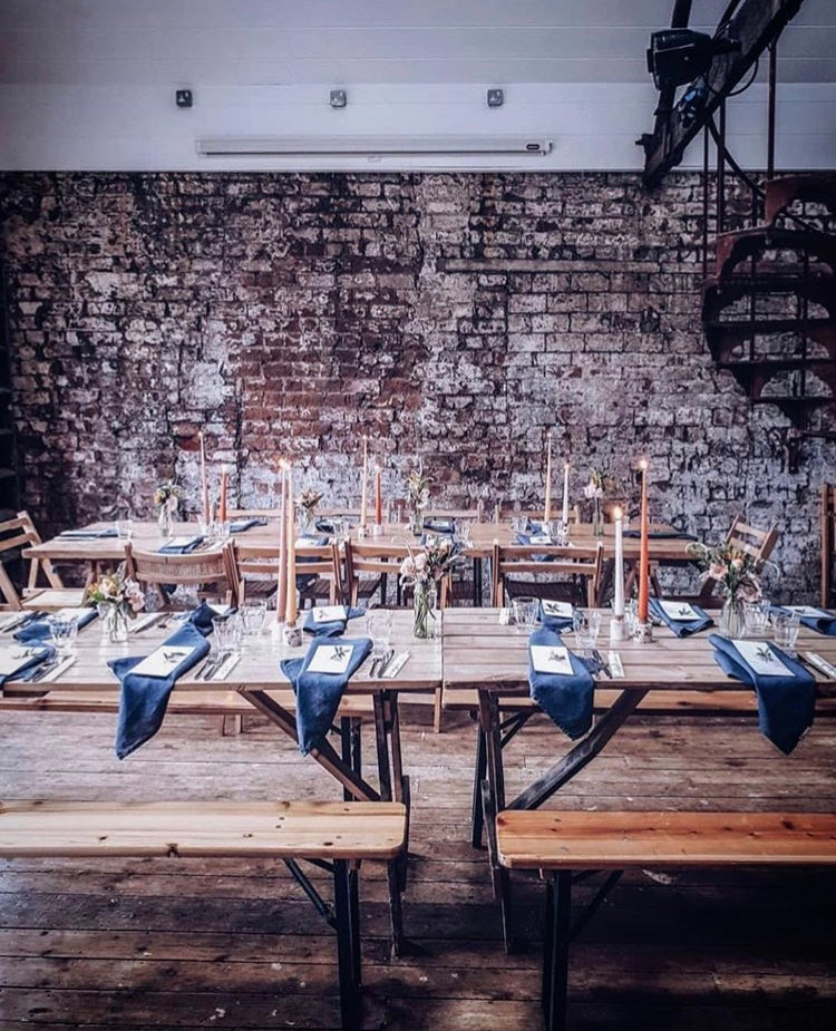 empty dining hall with beautifully laid linen set places. EU table linen, European table linen wholesale, high-quality table linens EU, linen tablecloths Europe, luxury table linens wholesale EU, eco-friendly table linens Europe, European linen tableware, EU-made table linens, stylish table linens EU, premium table linens Europe