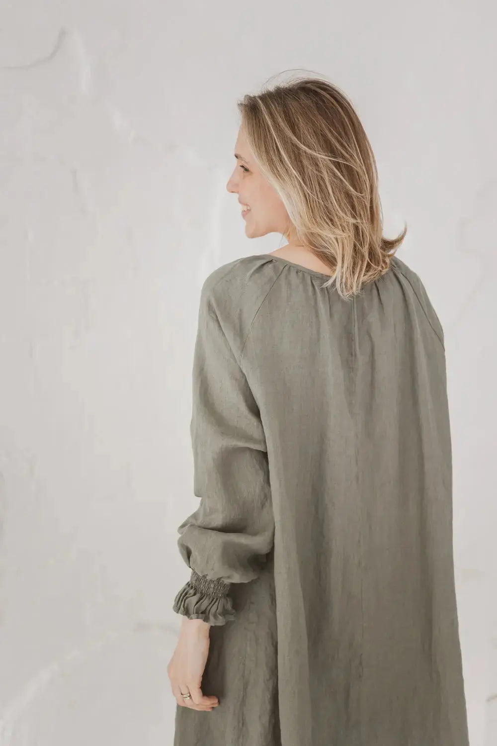 Linen Mini Dress Marea — side back view with bishop sleeves