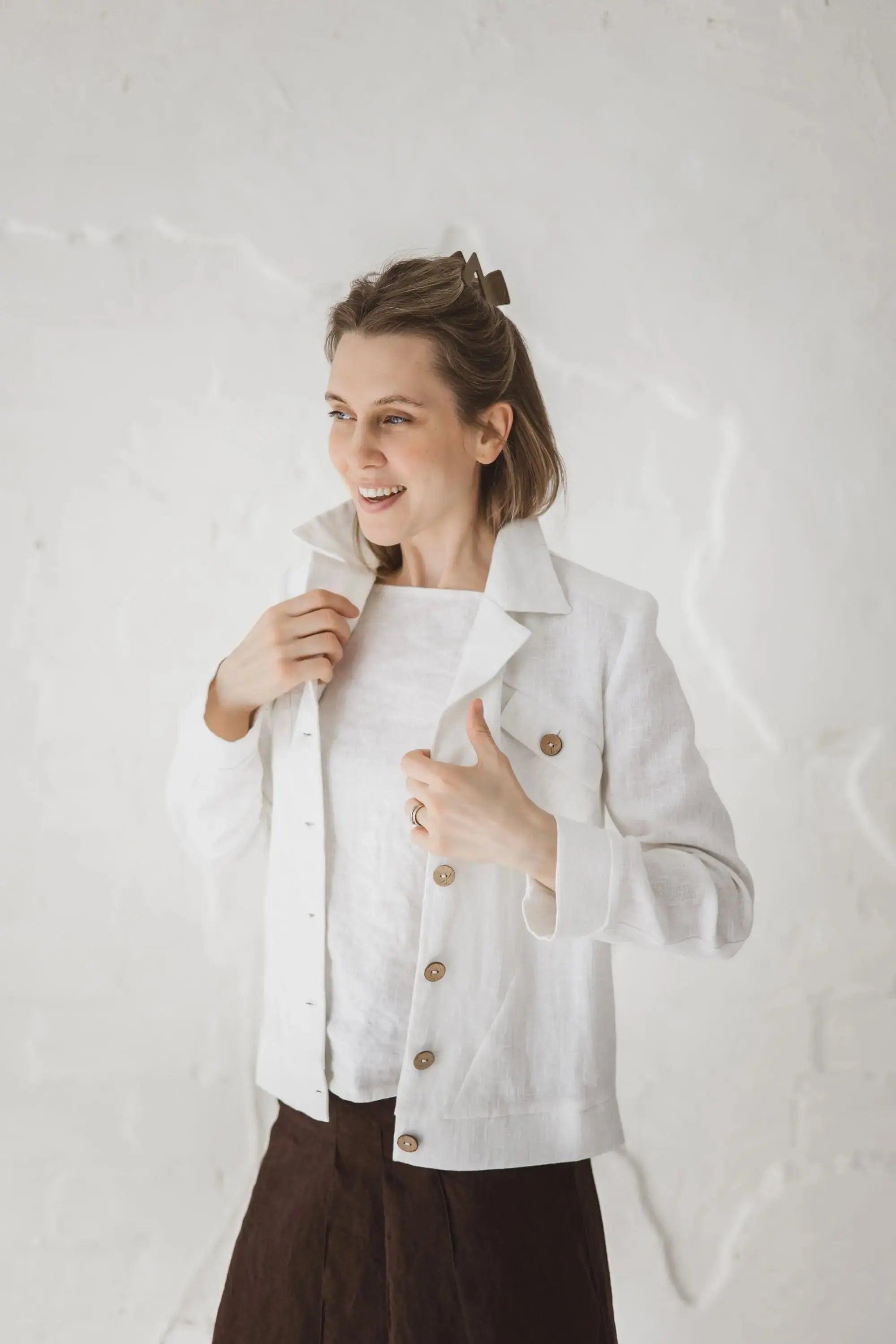 Woman wearing The Riviera heavyweight linen blazer in white, 260gsm structured linen jacket 254.