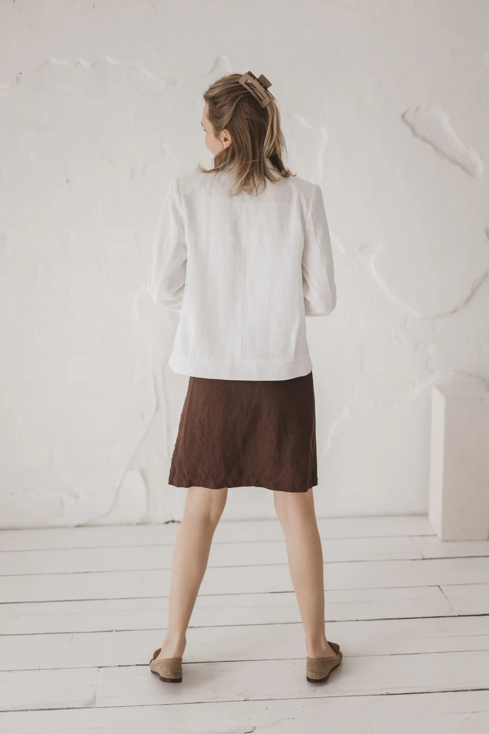 Full body fit of The Riviera heavyweight linen blazer paired with a brown skirt 254