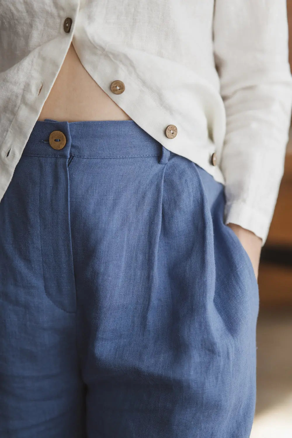 High waist linen bermuda shorts waistband and pocket detail