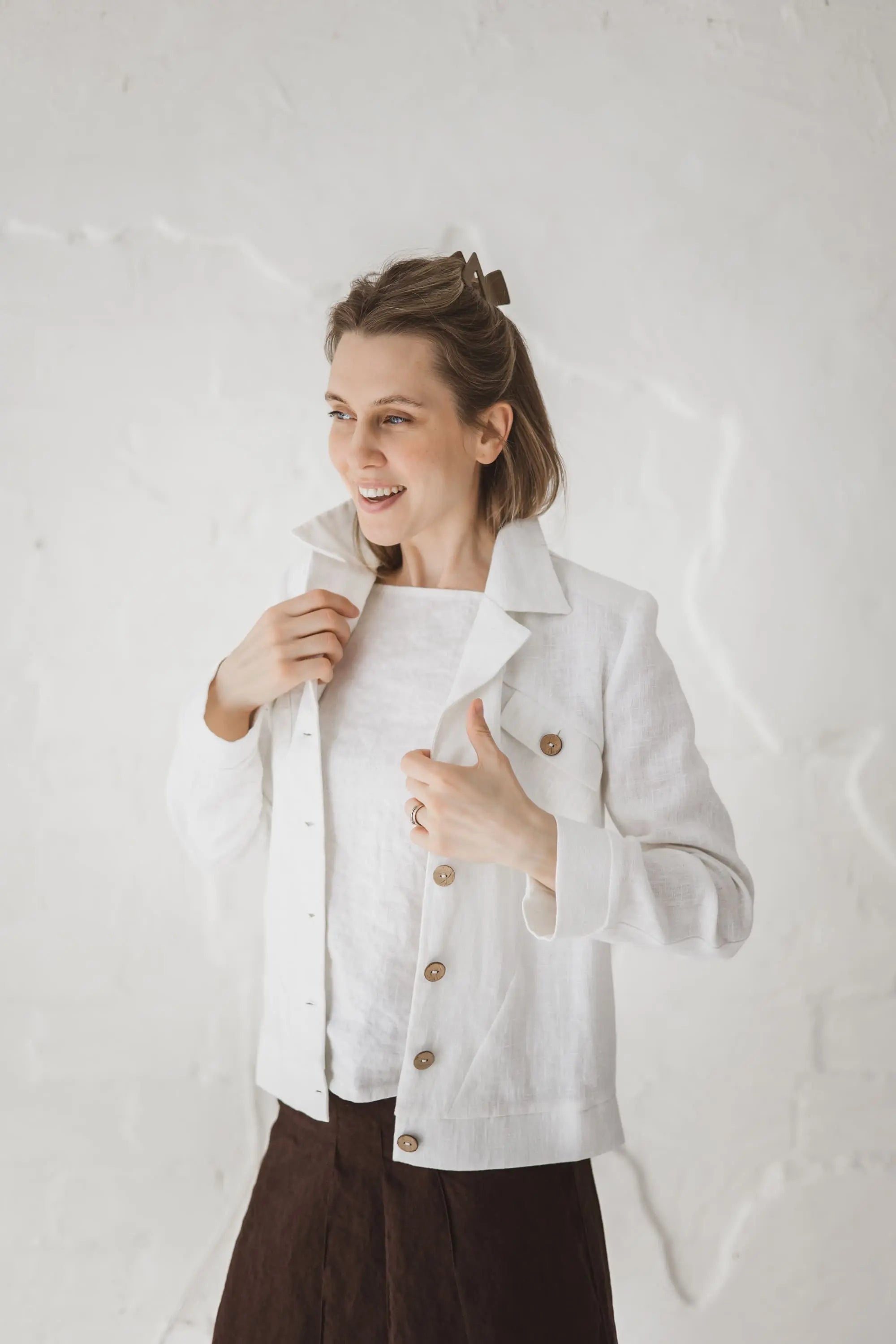 Woman wearing The Riviera heavyweight linen blazer in white, 260gsm structured linen jacket 254.